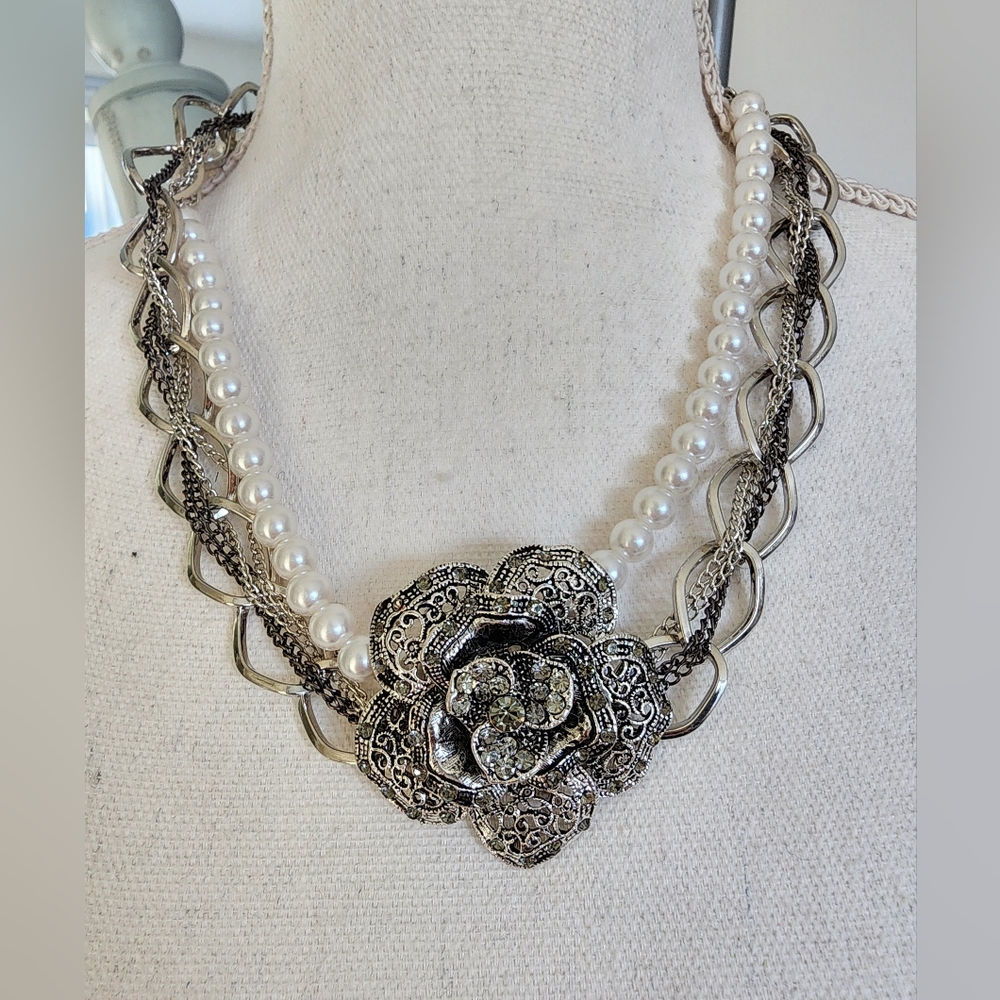 New York & Co. pearl necklace